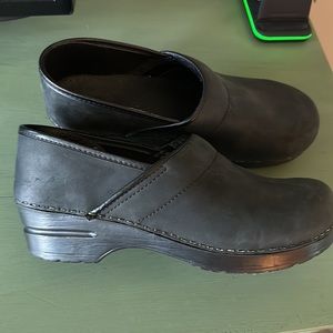 Sanita, Clog, Pro. Textured Oil Women's in Black